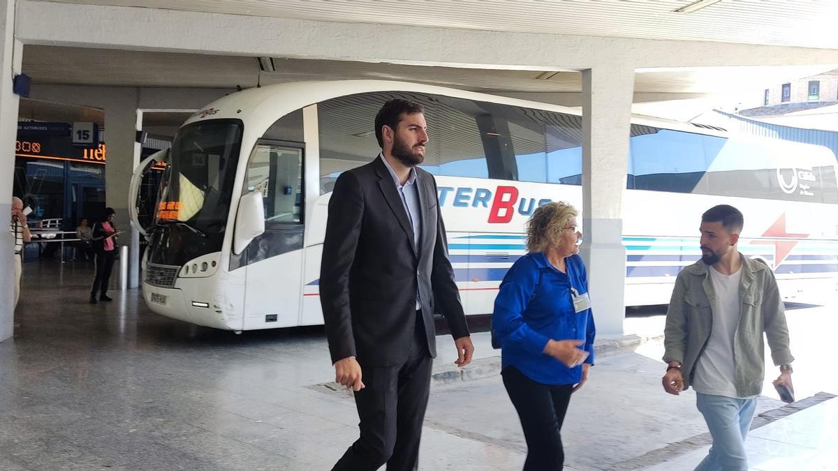 El vicepresidente regional, José Ángel Antelo, durante su visita a la estación de autobuses de San Andrés.