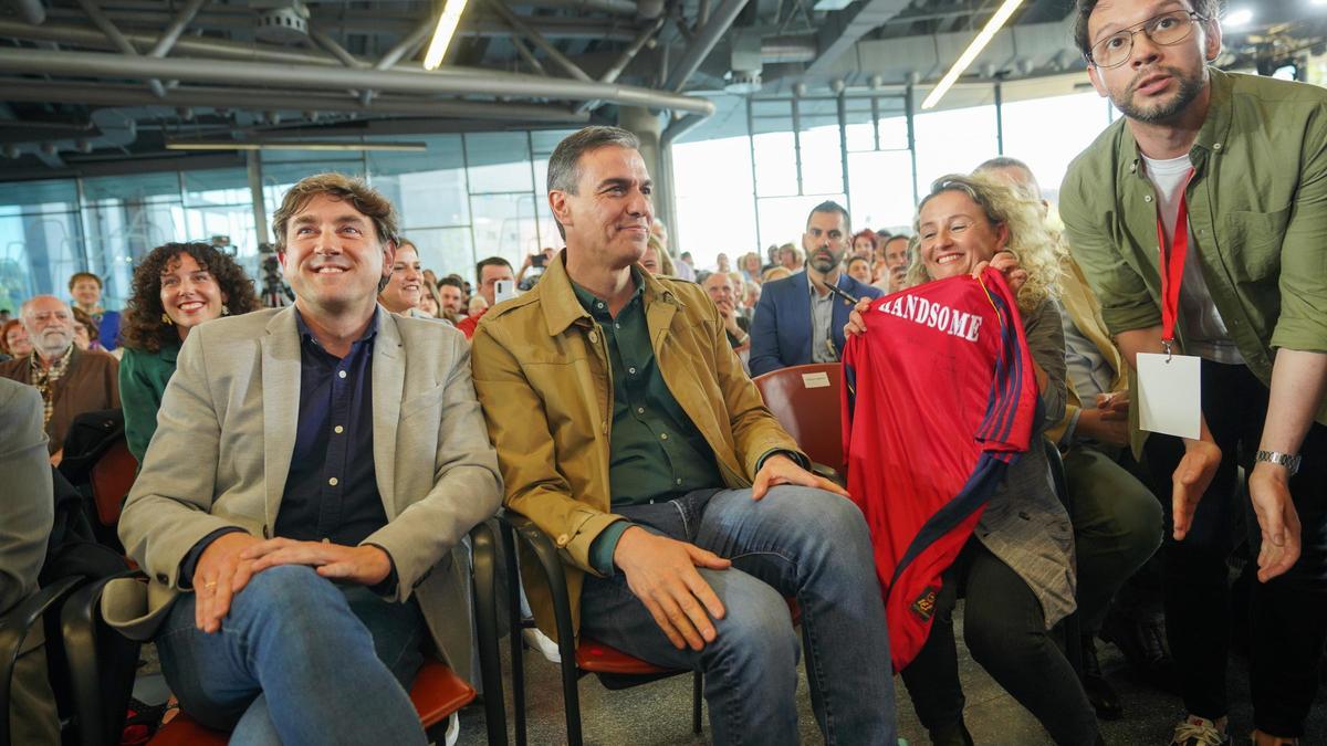 Sánchez junto al candidato socialista a las elecciones vascas.