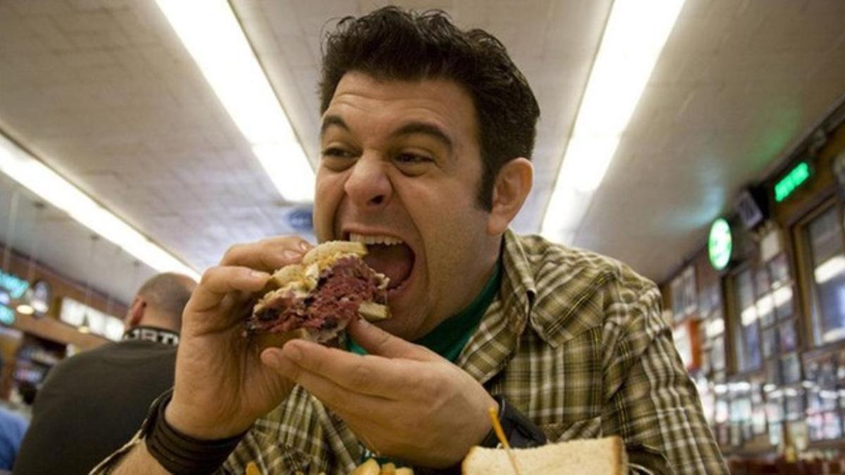 Adam Richman comiendo en el programa 'Crónicas carnívoras'