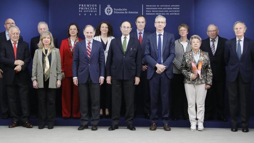 Por la izquierda, Leandro Prados de la Escosura, Jaime Montalvo, Juan Pablo Fusi, Silvia Iranzo, Marta Elvira Rojo, Jaime Pérez Renovales, María Dolores Puga, Emilio Lamo de Espinosa, Manuel Menéndez, Pablo Hernández de Cos, Astrid Wagner, Araceli Mangas, Javier Echeverría y Ricardo Martí Fluxá. | FERNANDO RODRÍGUEZ