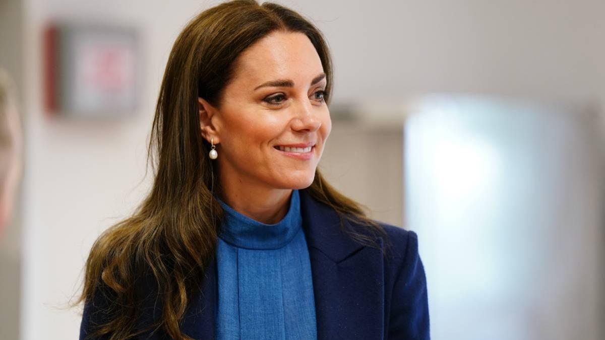 Kate Middleton con blusa azul de Catherine Walker