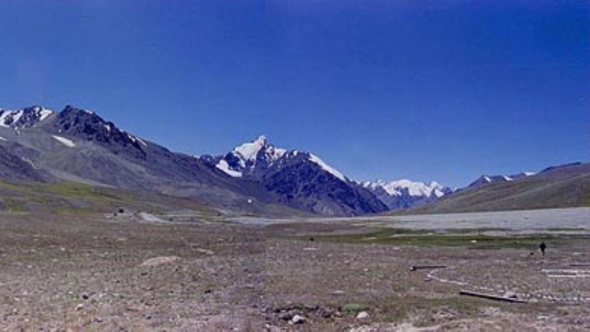 El Paso de Khunjerab, en la frontera entre Pakistán y China, es la carretera asfaltada más alta del mundo.