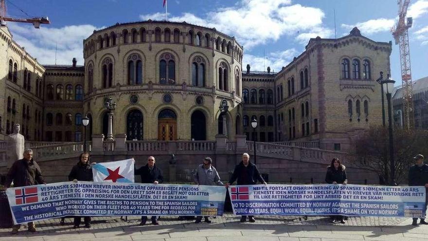 Los representantes de la asociación Long Hope, en la protesta del pasado domingo ante el Parlamento noruego.