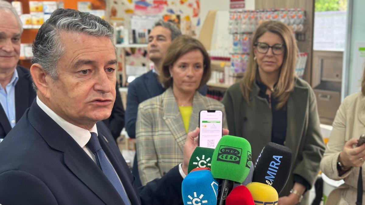 Antonio Sanz en la presentación de la nueva tarjeta sanitaria virtual del SAS.