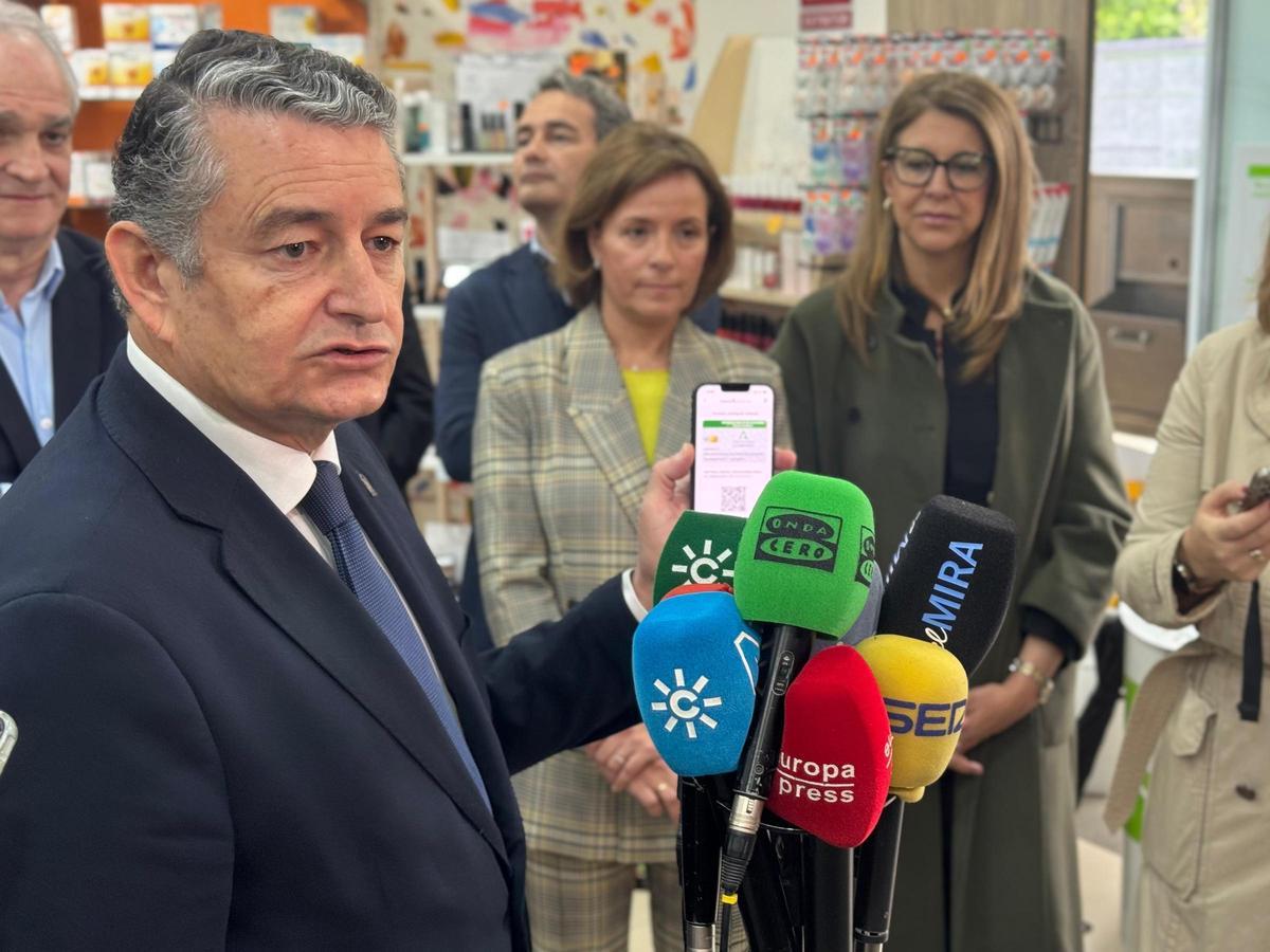 Antonio Sanz en la presentación de la nueva tarjeta sanitaria virtual del SAS.