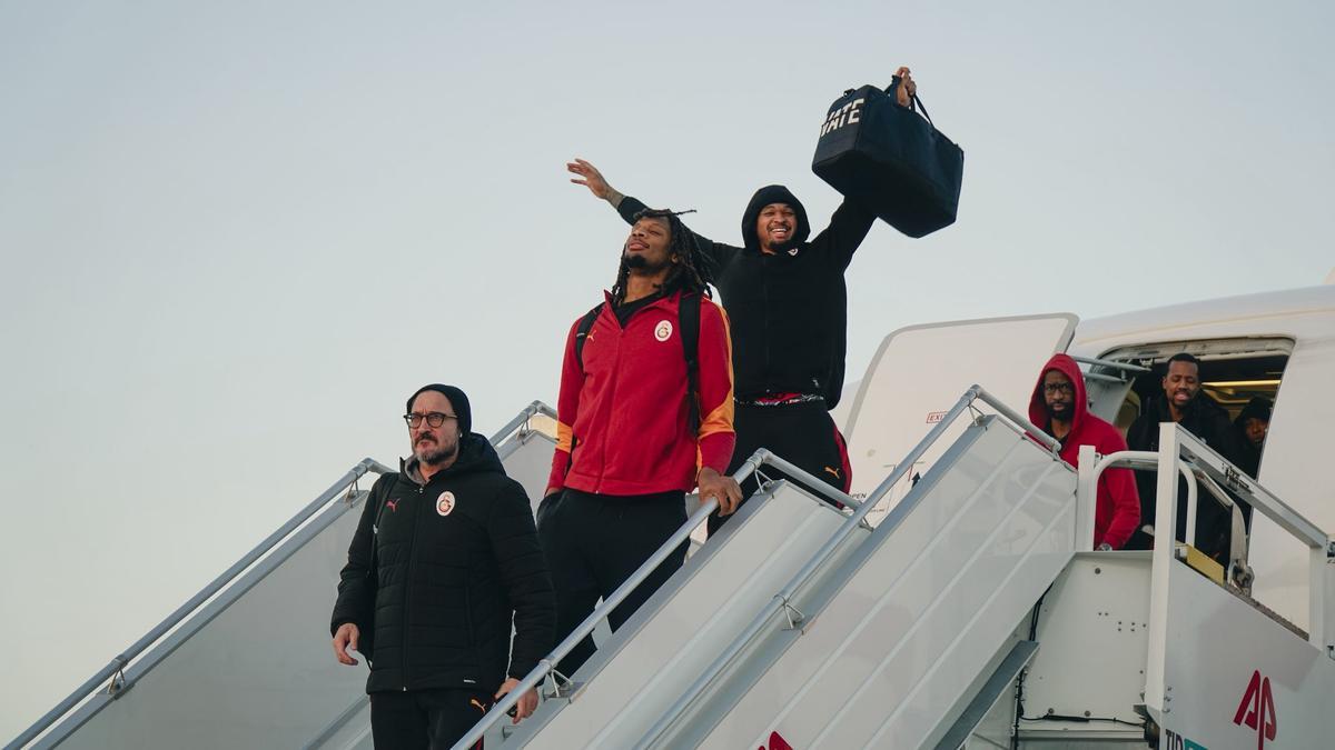 Gianmarco Pozzecco y varios jugadores del Galatasaray, a su llegada a Tenerife.