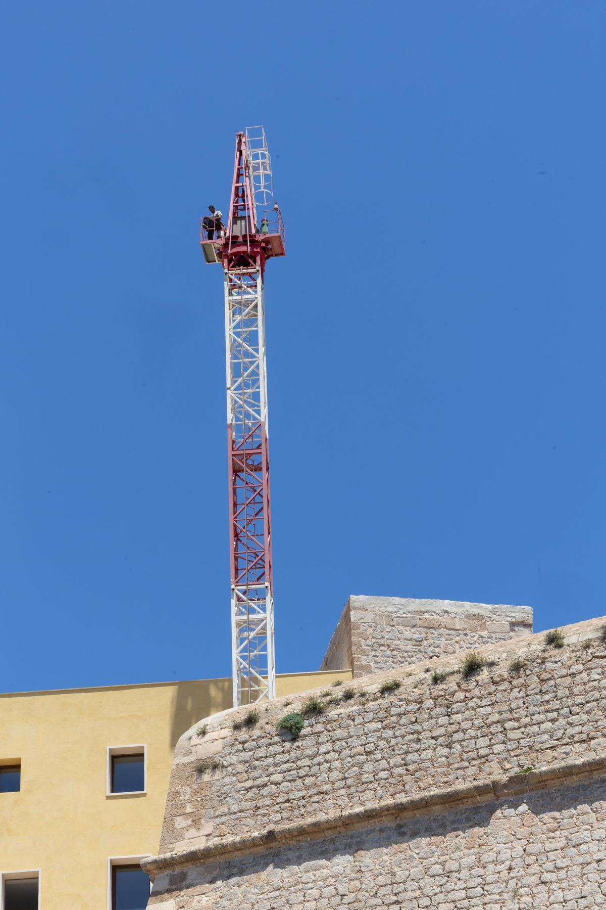 Galería: Retiran la grúa de las obras de Dalt Vila
