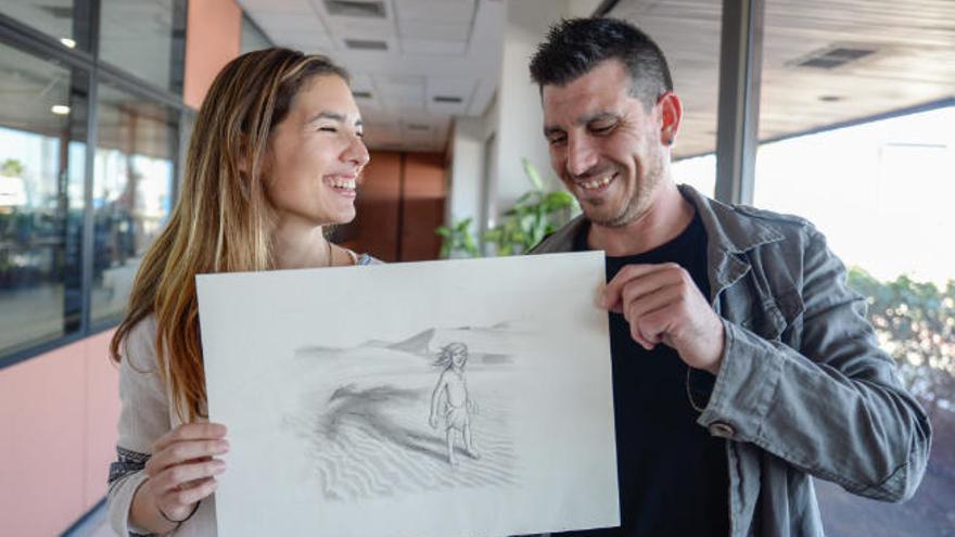 Nayra Lemes y Jonay Ruiz, con una ilustración de &#039;Fénix, el niño del desierto&#039;.