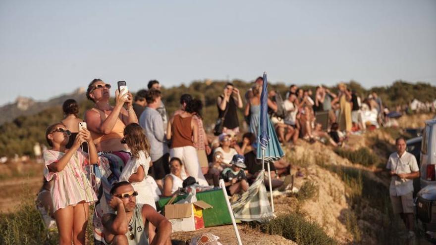 Hasta 20 euros por unas gafas: la insólita subasta en pleno eclipse ante 3.000 personas en Felanitx