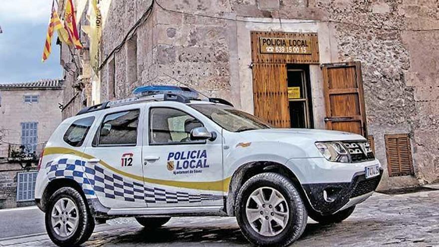 Un coche de la Policía Local frente al cuartel de Sineu.