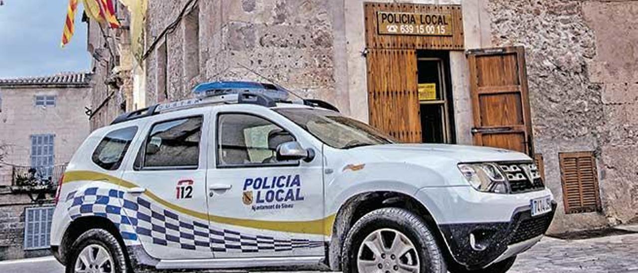 Un coche de la Policía Local frente al cuartel de Sineu.