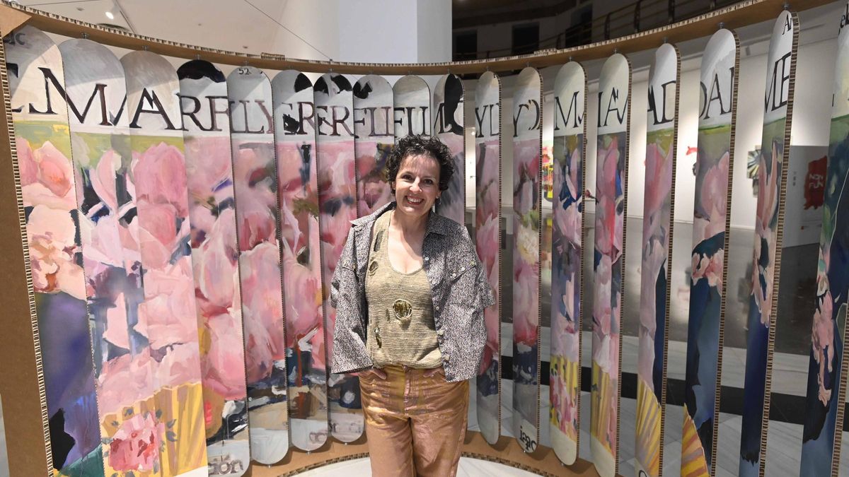 La artista viguesa Pilar Alonso, ante una de las obras de la exposición &quot;Non fun&quot;.