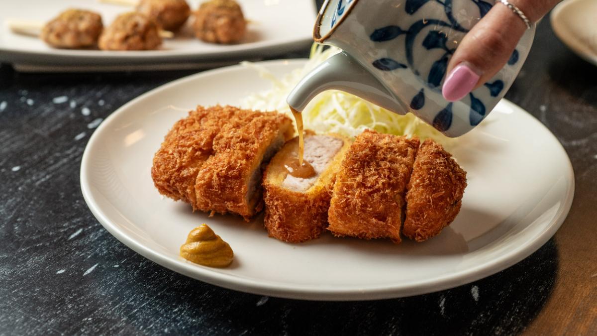El tonkatsu de Komainu, elaborado con técnica tradicional japonesa y una fritura pensada para lograr el crujido perfecto.