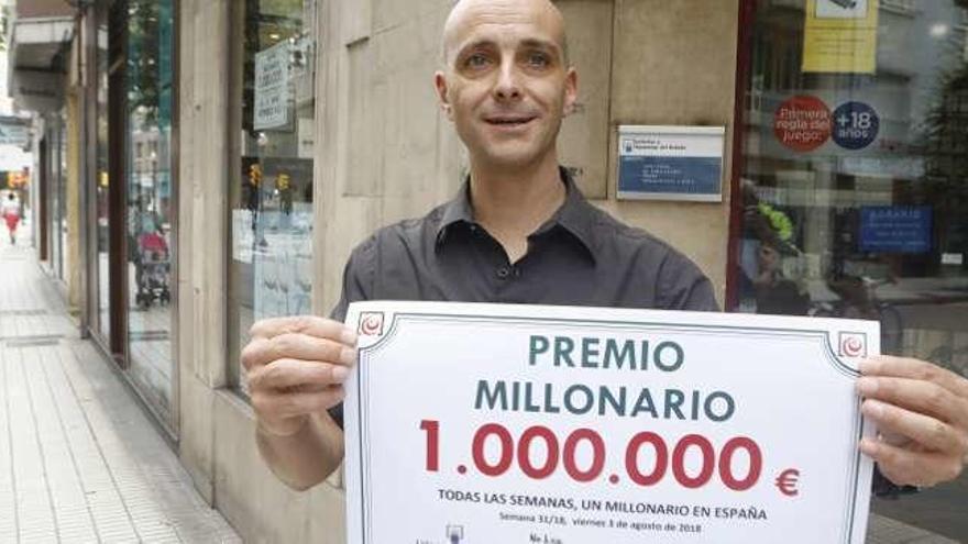 Miguel González, ayer, frente a su despacho de lotería de la avenida de la Costa.