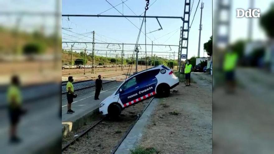 Un vehicle se salta un control dels Mossos a Llançà i el cotxe policial acaba a la via del tren