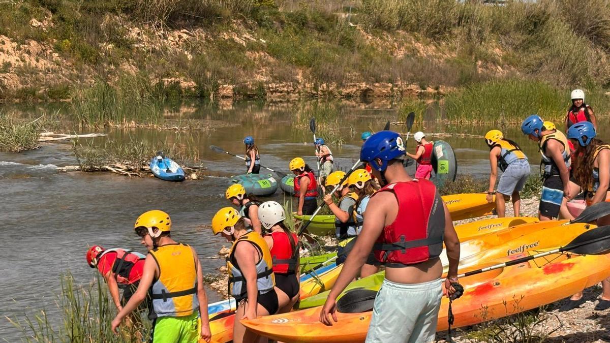 Los alumnos de la Pasqua Jove 2026 en el río.
