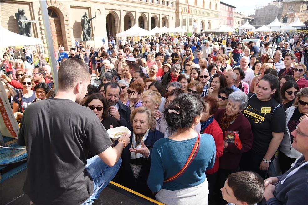 Miles de personas comen en la plaza del Pilar alimentos que iban a desecharse