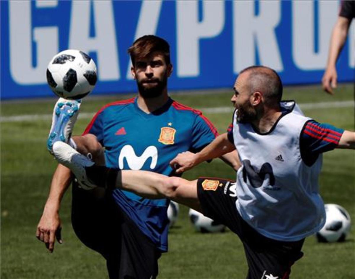 Piqué, en un entrenamiento en Krasnodar junto a Inieesta
