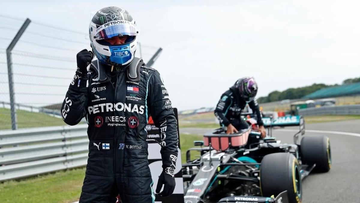 Valtteri Bottas (Mercedes) celebra su 'pole', mientras su compañero Lewis Hamilton, segundo, se baja del coche.