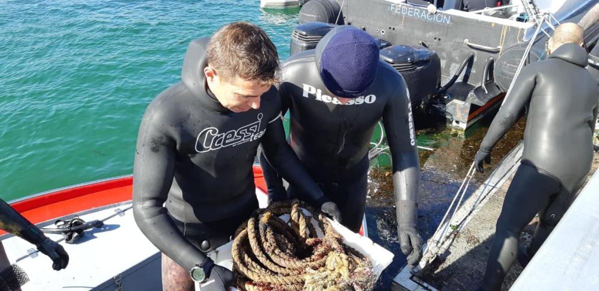 Eliminación de basura marina en Sálvora.