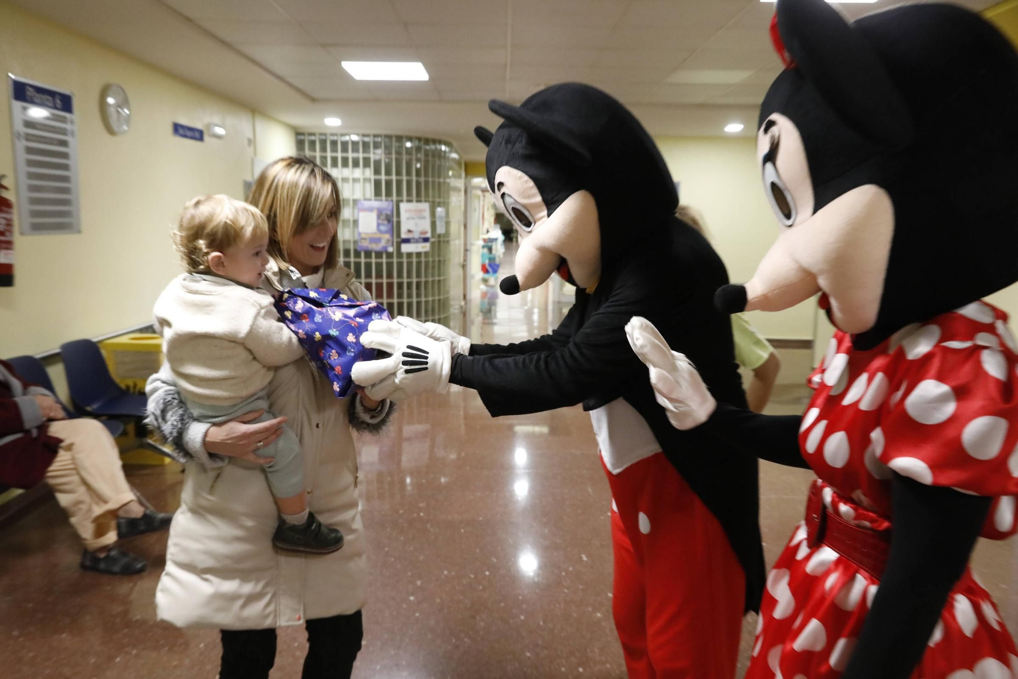 Así fue la visita de Mickey y Minnie Mouse al Hospital de Cabueñes (en imágenes)