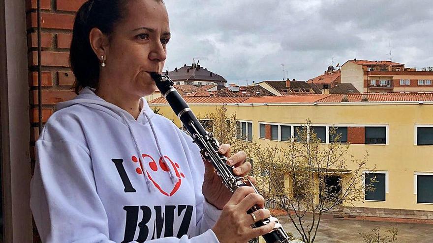 María Monteso toca el clarinete desde su balcón.