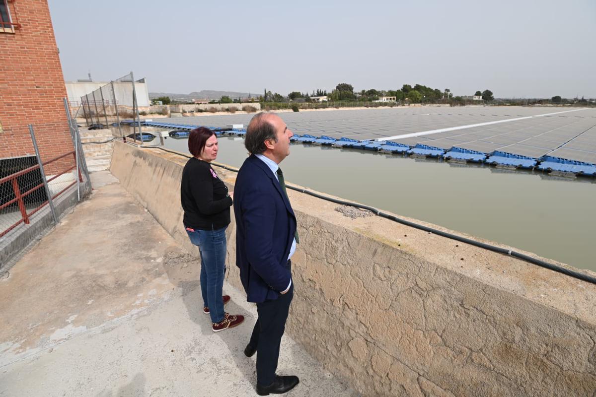 La secretaria de Estado junto a Roque Bru, presidente de Riegos de Levante, en una de las plantas fotovoltaicas instaladas en Elche