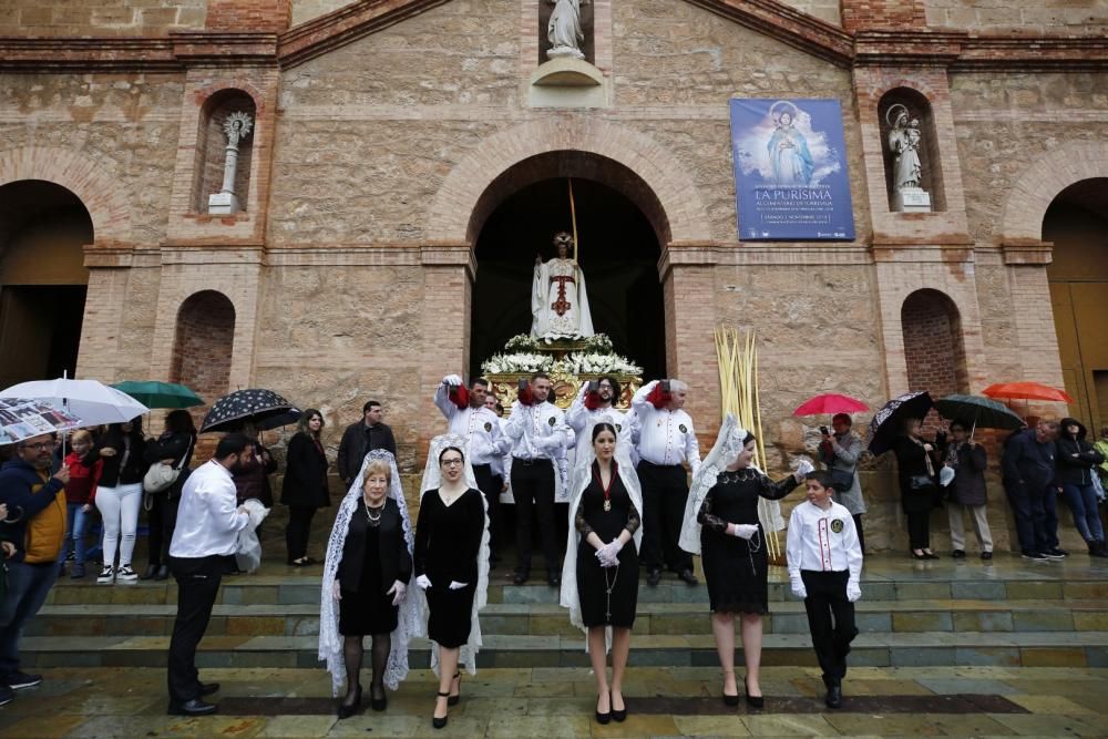 Pese a la fina lluvia que caía a primera hora de la mañana la procesión de Domingo de Resurección pudo celebrar el tradicional Encuentro en las cuatro esquinas