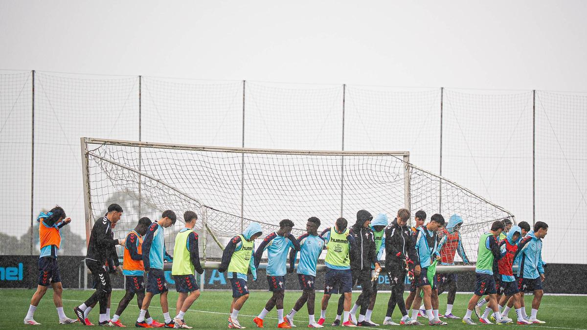 Los jugadores del Fortuna cargan con una portería en su último entrenamiento en Afouteza.