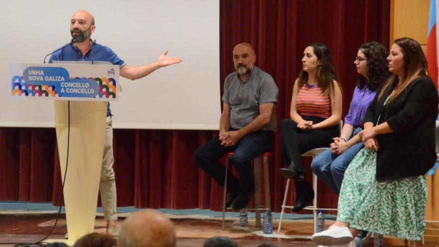 El nacionalista Xoán Carlos González, durante el acto en Chapela.  // FdV