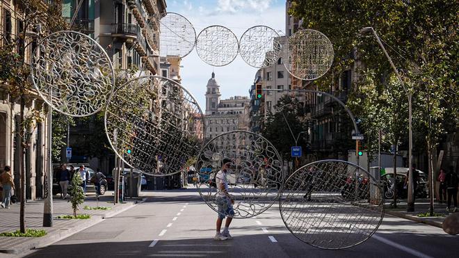 El viento tira las luces de Navidad de la calle de Balmes y afecta barrios de Barcelona