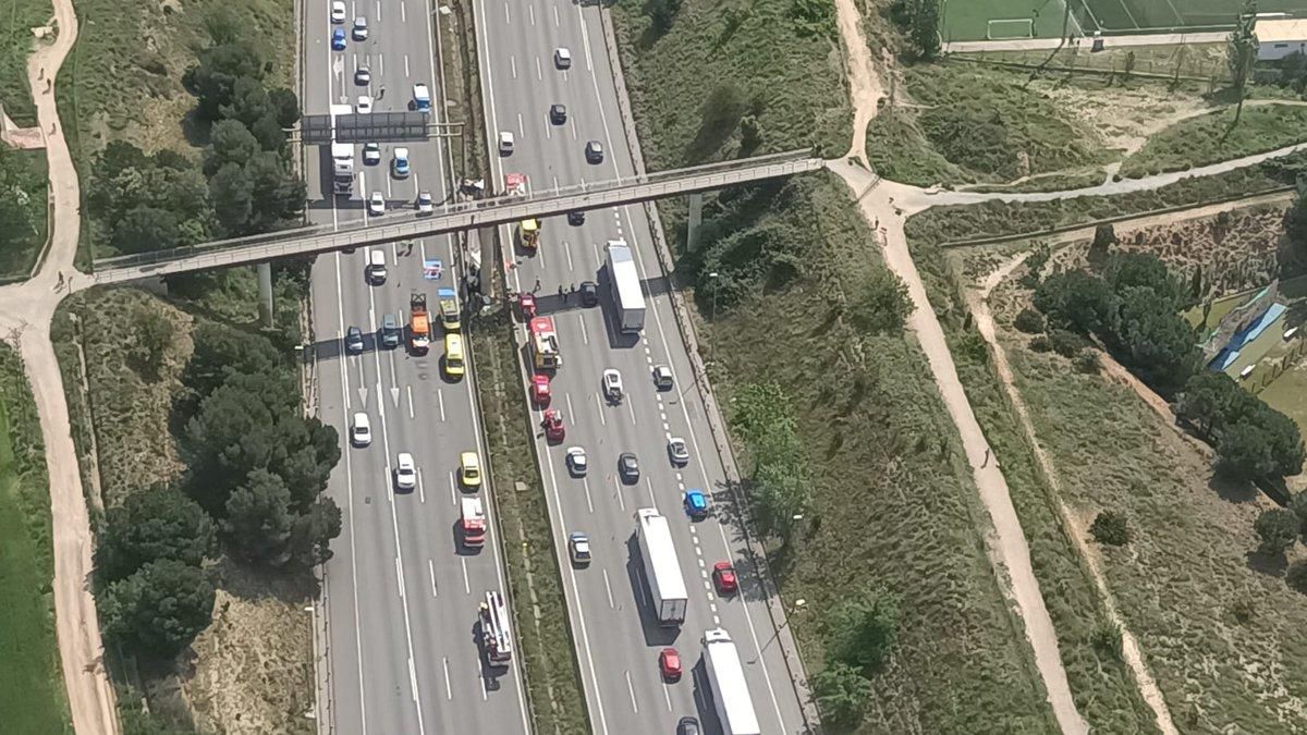 Imatge aèria de l&#039;accident d&#039;un camió tràiler contra un pont a l&#039;AP-7