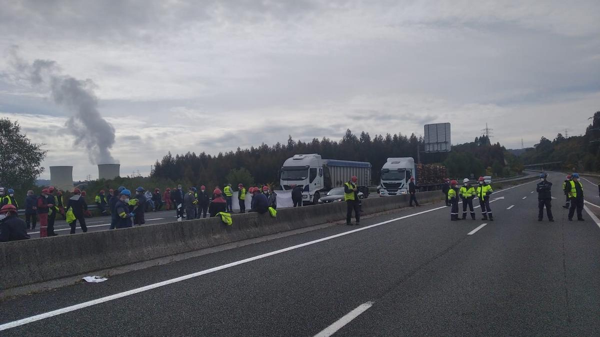 Operarios de Endesa cortan la autovía AG-64.