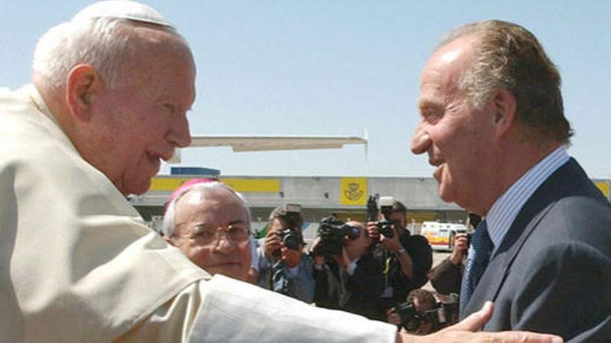 El Rey don Juan Carlos saluda al Papa Juan Pablo II