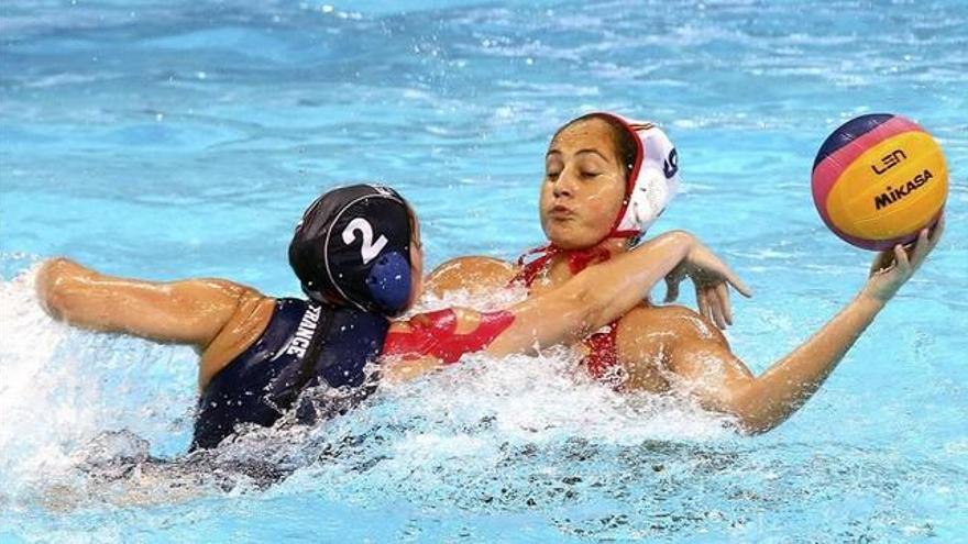 España tropieza ante Italia en el Europeo (9-8)