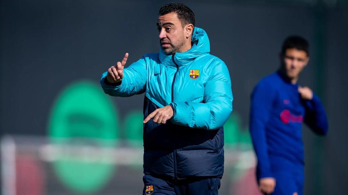 Xavi da órdenes en el entrenamiento.