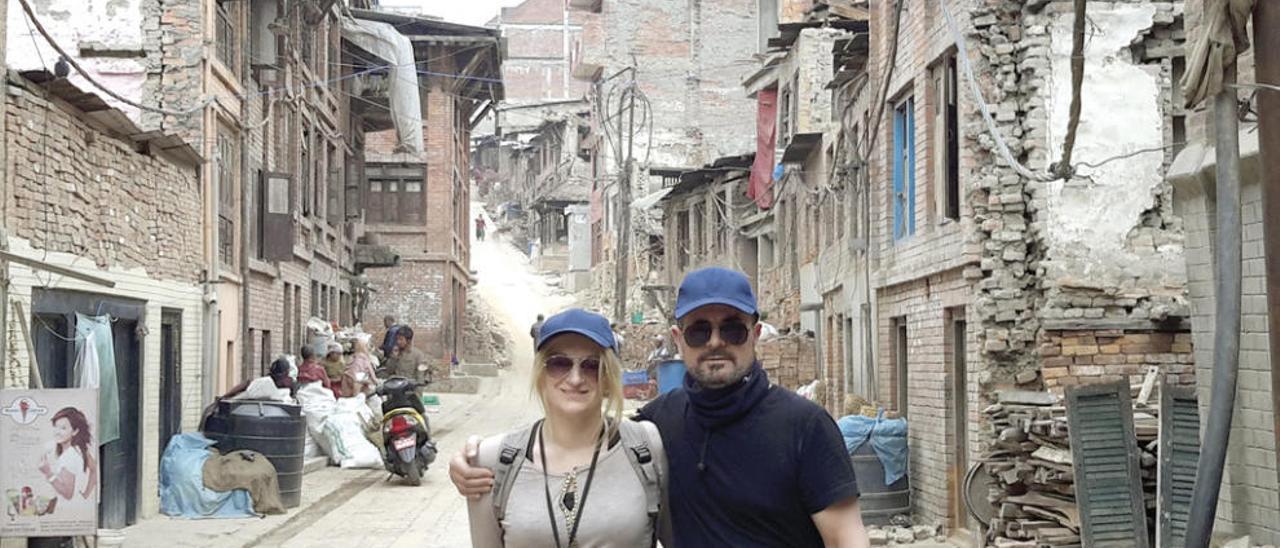 Estrella Lorenzo y Javier Picón, hace unos días en la localidad de Bhaktapur.