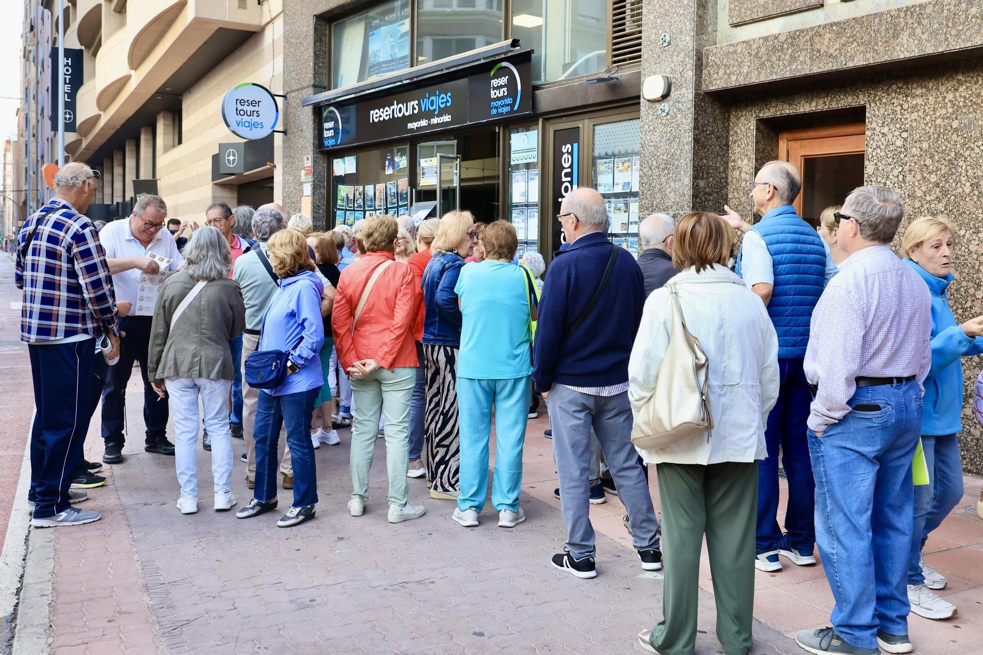 Alud de jubilados en las agencias de Castellón para 'cazar' un viaje del Imserso