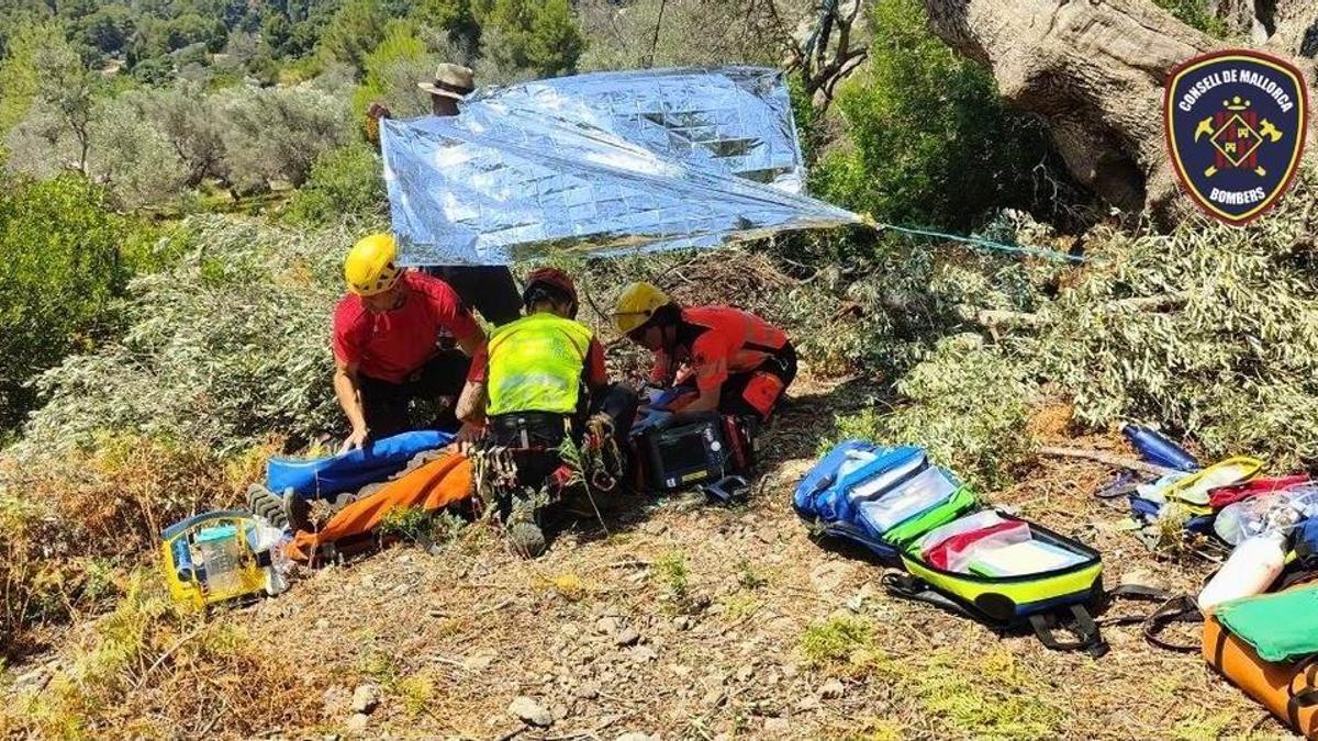 Efectivos de los Bombers de Mallorca atienden al herido.