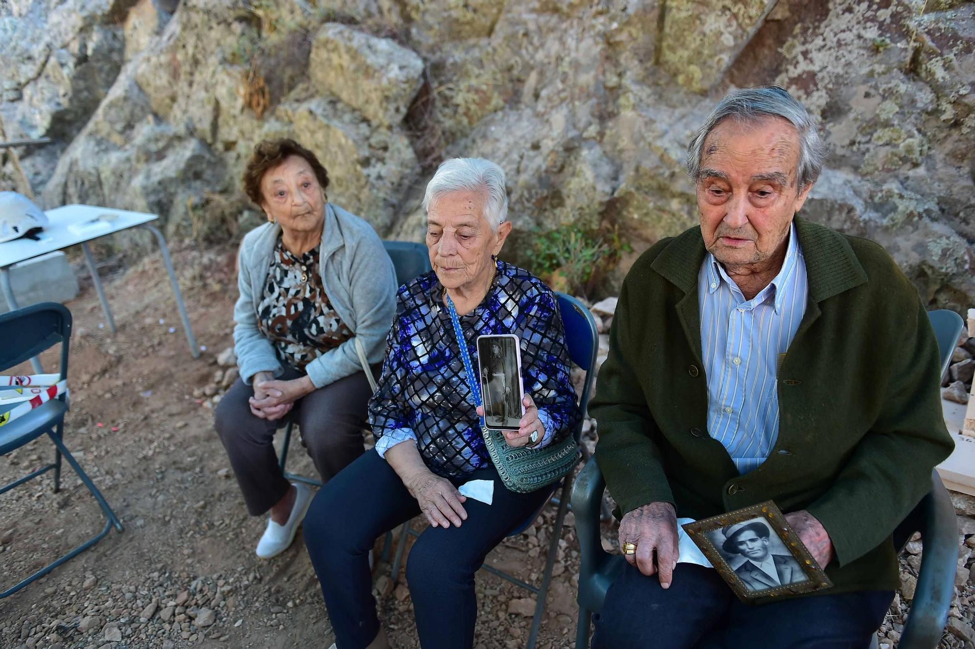 Fotogalería | Las familias de los represaliados de la mina La Paloma presencian las primeras exhumaciones