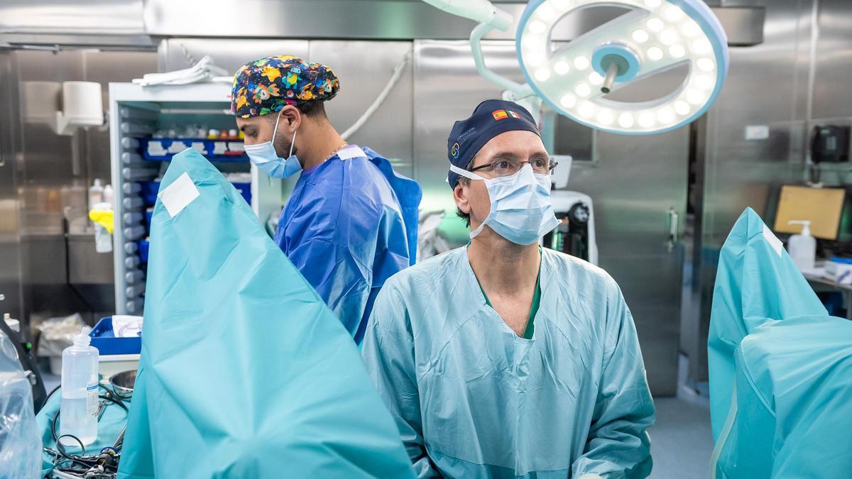 Dr. Antonio Servera Ruiz de Velasco es el director del nuevo servicio de Urología del Hospital Juaneda Mirmar.