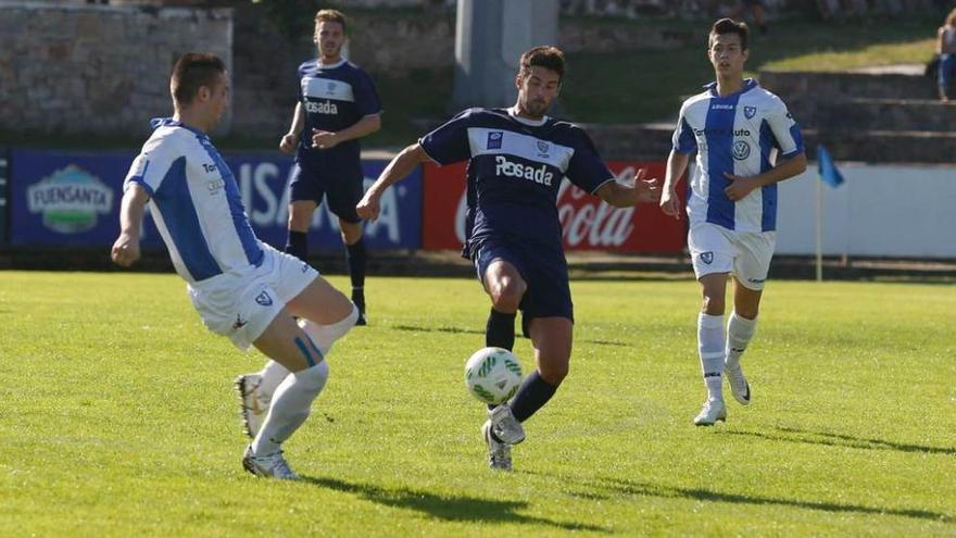 Pablo Hernández despeja un balón en el partido ante el Lugones de la presente temporada.