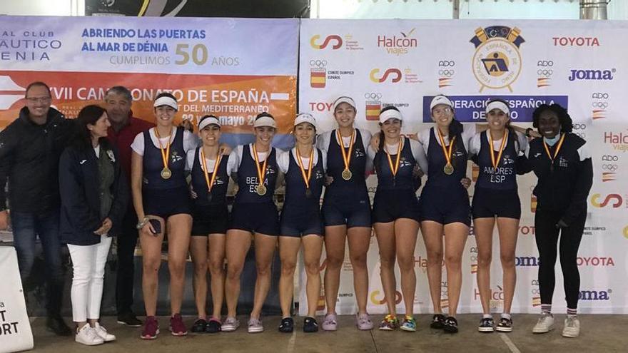 Las integrantes del equipo femenino del Real Club de Regatas de Alicante reciben su medalla de oro en el podio.