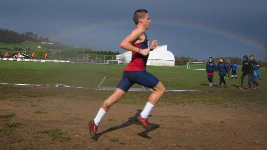 Aitor Fernández de la Coba domina en solitario la carrera senior masculina.