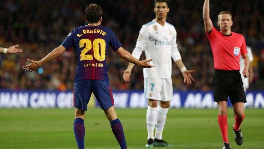 Hernández Hernández muestra la tarjeta roja a Sergi Roberto.