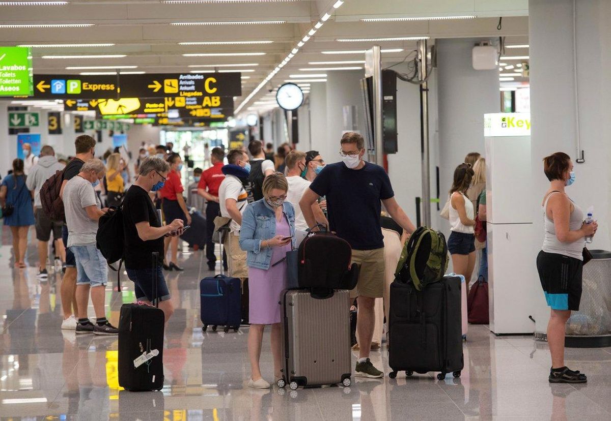 PALMA DE MALLORCA (ISLAS BALEARES), 25/07/2020.- Vista general de la terminal de llegadas del aeropuerto de Palma este sábado. Los aeropuertos de Palma, Ibiza y Mahón operarán este sábado 770 vuelos, un 12,9 % más que el mismo día de la semana pasada, según la programación prevista por el organismo gestor Aena. En el aeropuerto de Palma están programados para este sábado 489 vuelos, de los que 377 serán internacionales y 112 nacionales. Están previstas 247 llegadas y 242 salidas. EFE/ATIENZA PALMA DE MALLORCA (ISLAS BALEARES), 25/07/2020.- Vista general de la terminal de llegadas del aeropuerto de Palma este sábado. Los aeropuertos de Palma, Ibiza y Mahón operarán este sábado 770 vuelos, un 12,9 % más que el mismo día de la semana pasada, según la programación prevista por el organismo gestor Aena. En el aeropuerto de Palma están programados para este sábado 489 vuelos, de los que 377 serán internacionales y 112 nacionales. Están previstas 247 llegadas y 242 salidas. EFE/ATIENZA