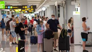 PALMA DE MALLORCA (ISLAS BALEARES), 25/07/2020.- Vista general de la terminal de llegadas del aeropuerto de Palma este sábado. Los aeropuertos de Palma, Ibiza y Mahón operarán este sábado 770 vuelos, un 12,9 % más que el mismo día de la semana pasada, según la programación prevista por el organismo gestor Aena. En el aeropuerto de Palma están programados para este sábado 489 vuelos, de los que 377 serán internacionales y 112 nacionales. Están previstas 247 llegadas y 242 salidas. EFE/ATIENZA