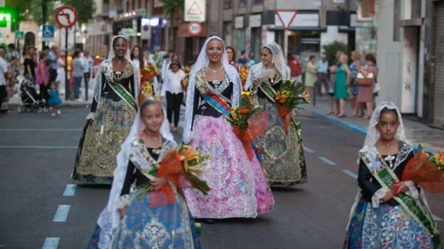 En las imágenes, representantes de la Unió de Festers del Camp d&#039;Elx, el lugar de la ofrenda y participantes de la Casa de Andalucía.