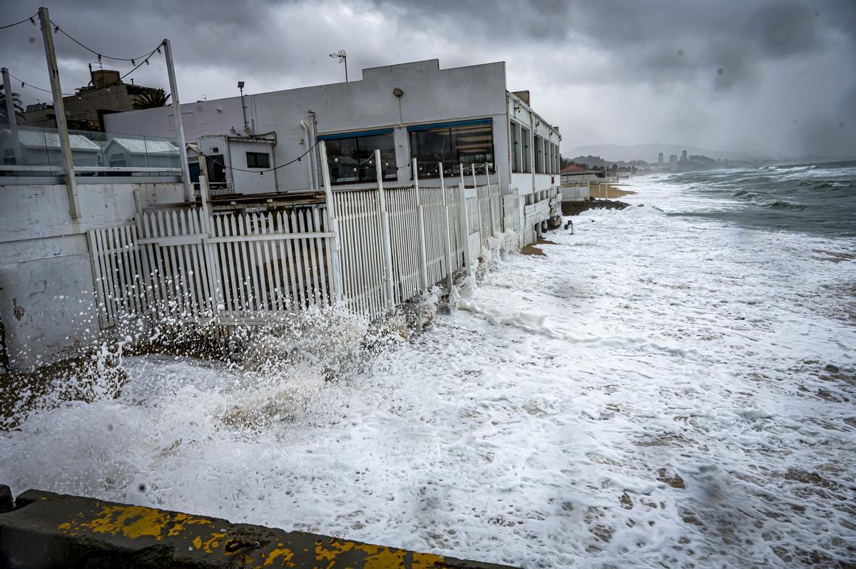 El temporal de mar azotó con fuerza Badalona, el 7 de febrero del 2023