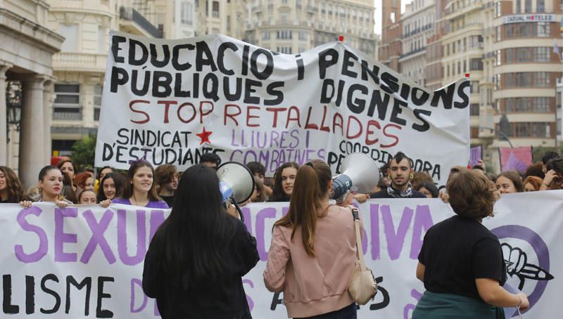 Estudiantes protestan en València contra el machismo en las aulas